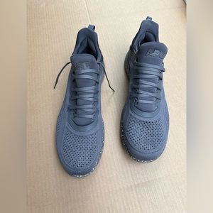 APL Techloom tracer Men’s size 10.5